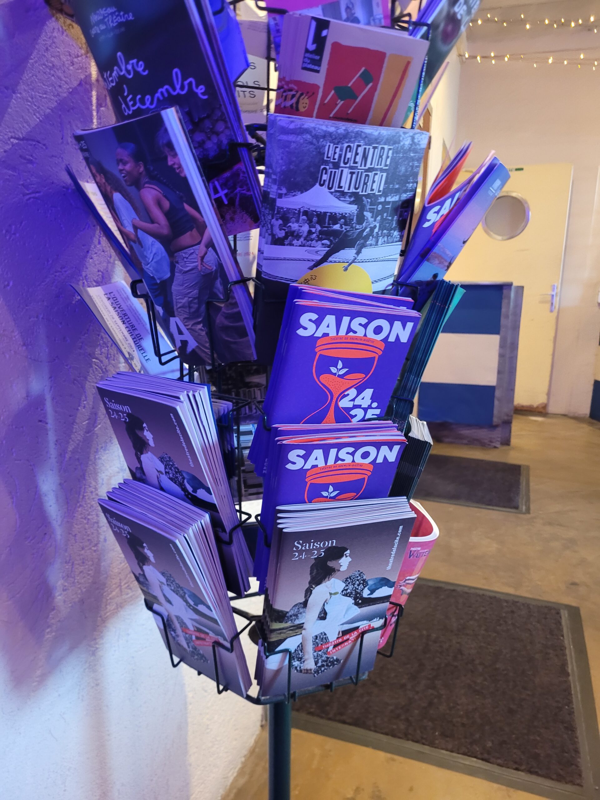 dépôts de flyers dans un lieu culturel